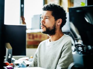 homem preto usando o computador